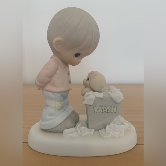 Precious Moments Other - Precious Moments
You Just Can’t Chuck A Good Friendship
PM-882
Enesco